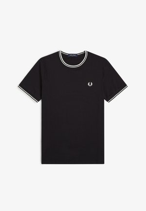 Camiseta negra de manga corta con dobles rayas blancas en el cuello y las mangas, que presenta un pequeño logotipo de corona de laurel blanca en el pecho.