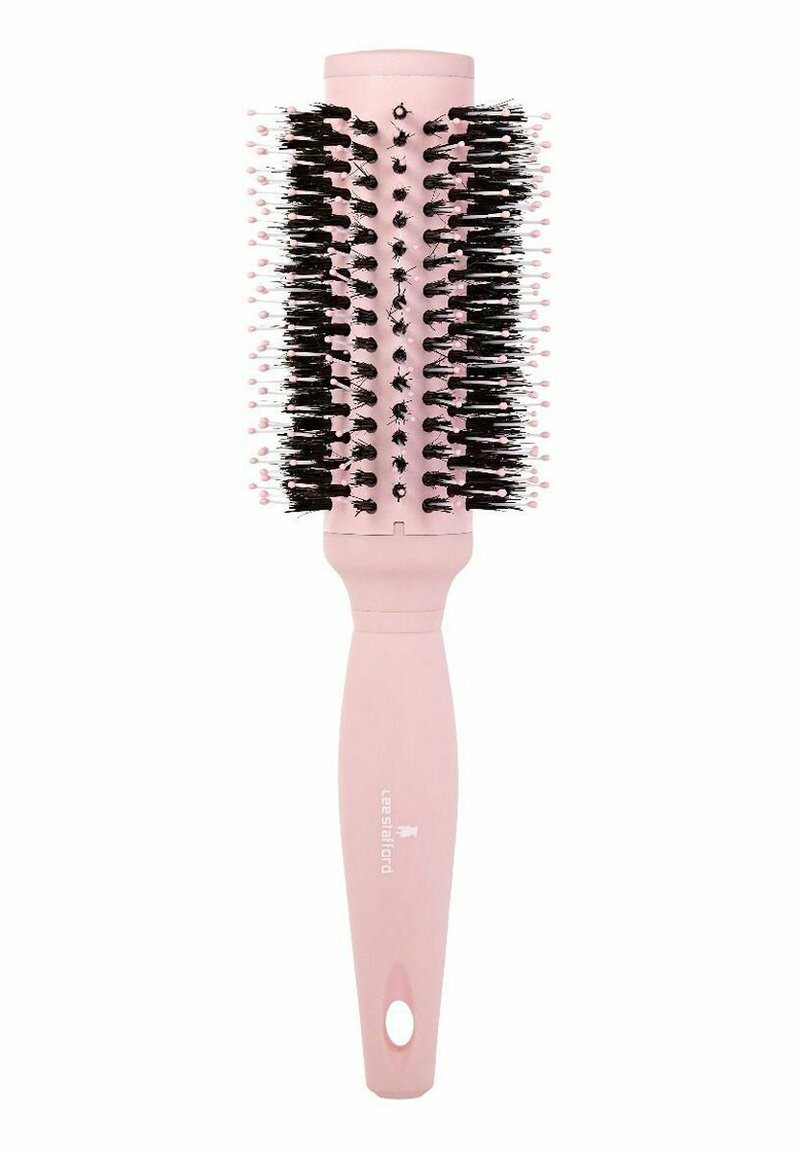 Ronde haarborstel met een roze plastic handvat en een cilinder-vormige kop met zwarte haren en roze punten, ontworpen voor het stylen van haar.