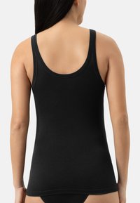 Top senza maniche nero realizzato in materiale morbido, con scollatura rotonda e una texture liscia, progettato per un look aderente.