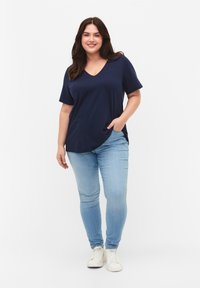 Zizzi SHORT-SLEEVED WITH V-NECK - Jednoduché tričko - navy blazer