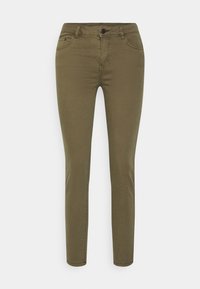 Jeans ajustados color verde oliva hechos de denim, con cierre de botón en la parte delantera, trabillas para cinturón y cuatro bolsillos con sutiles detalles de costura.