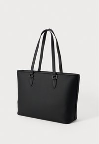Μαύρη τσάντα tote από λείο συνθετικό υλικό, με δύο μακριές λαβές, ορθογώνιο σχήμα και μινιμαλιστικό σχέδιο με ασημί λεπτομέρειες.