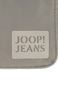 Tessuto grigio testurizzato di forma rettangolare, con un logo ritagliato "JOOP! JEANS" su uno sfondo solido. Bordi rinforzati.