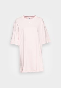 Jasnoróżowa, oversizeowa koszulka wykonana z bawełny, z krótkimi rękawami. Posiada okrągły dekolt oraz niewielkie, białe logo Puma na froncie.