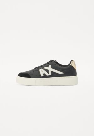 Schwarze Leder-Sneaker mit weißer Logo-Ausschmückung, Wildleder-Akzenten und einer strukturierten Sohle. Verfügt über eine cremefarbene Plattform und eine goldene Fersenkappe.