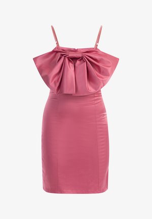 Różowa satynowa sukienka z falbaniastym, usztywnionym gorsetem i regulowanymi ramiączkami. Dopasowana, o gładkiej fakturze i prostym dolnym wykończeniu.