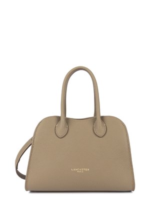 Sac à main Lancaster Paris en cuir beige avec deux poignées arrondies et une bandoulière amovible, arborant un logo embossé doré.