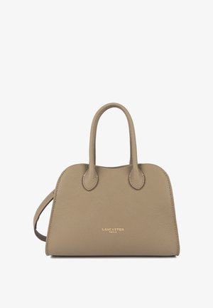 Sac à main Lancaster Paris en cuir beige avec deux poignées arrondies et une bandoulière amovible, arborant un logo embossé doré.