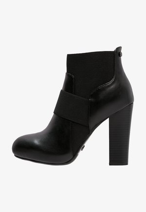 Stivale alla caviglia nero con tacco alto, finitura in pelle liscia, lati elasticizzati e una fascia decorativa sul davanti.