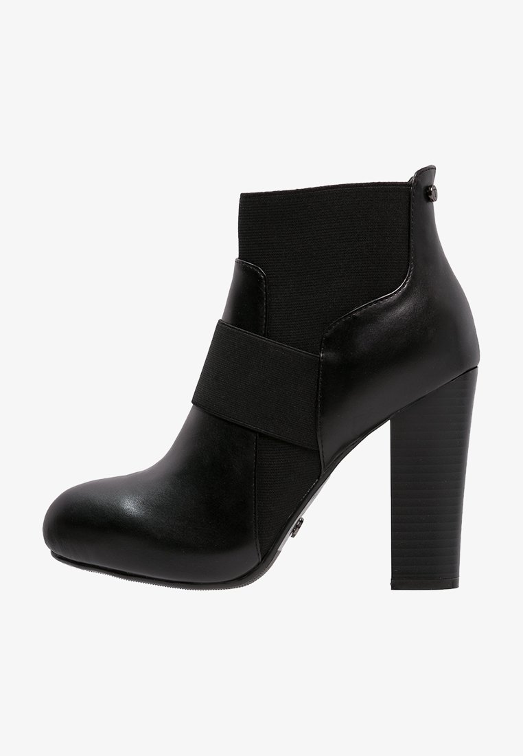 Bottines à talons hauts noires avec une finition en cuir lisse, des côtés élastiqués et une sangle décorative à l'avant.
