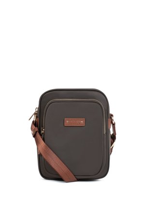 Sac bandoulière compact marron foncé avec poche zippée à l'avant et sangle marron réglable sur fond blanc.