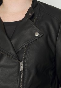 ONLY Carmakoma CARFREYA BIKER - Casaco de pele sintética - black