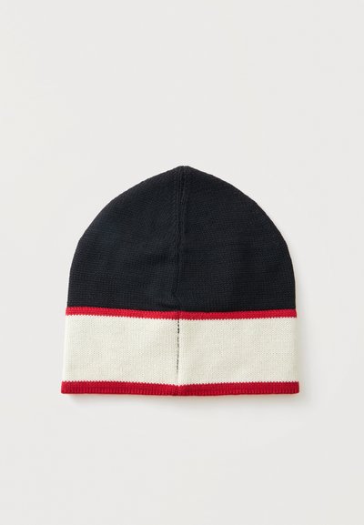 Bonnet en tricot noir avec une bande horizontale blanche bordée de fines lignes rouges près du bord inférieur.