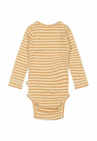 Bodysuit za bebe s dugim rukavima od mekanog rebrastog materijala, s horizontalnim prugama u žutoj i krem boji, s blagim okruglim izrezom i zatvaranjem na dugmad.