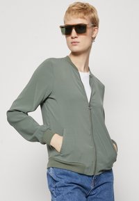 Vero Moda Tall VMCOCO - Bomber-jakk - laurel wreath