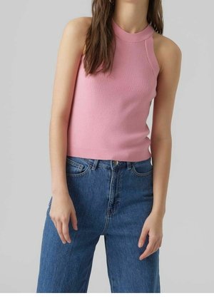 Top in cotone rosa a coste con scollatura alta, abbinato a jeans blu in denim a vita alta. L'outfit presenta un design aderente e una finitura texturizzata.