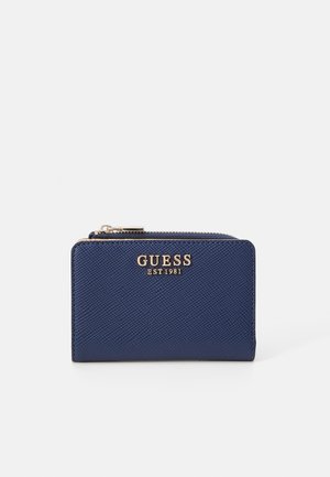 Kleine dunkelblaue Geldbörse mit strukturiertem Finish, goldenem Logo auf der Vorderseite und einem Reißverschluss entlang der oberen Kante. Kompakte rechteckige Form.