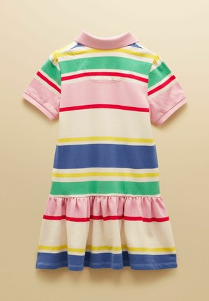 Kortærmet kjole med pink krave og flerfarvede horisontale striber, med en flæsekant mod en beige baggrund.