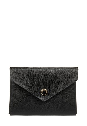Pochette en cuir noir de style enveloppe avec surface texturée, dotée d'une fermeture à bouton-pression doré et d'un rabat angulaire. Design compact et minimaliste.