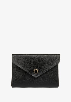 Pouch in pelle nera di forma a busta con superficie testurizzata, dotata di chiusura a bottone a pressione dorato e pattina angolare. Design compatto e minimalista.