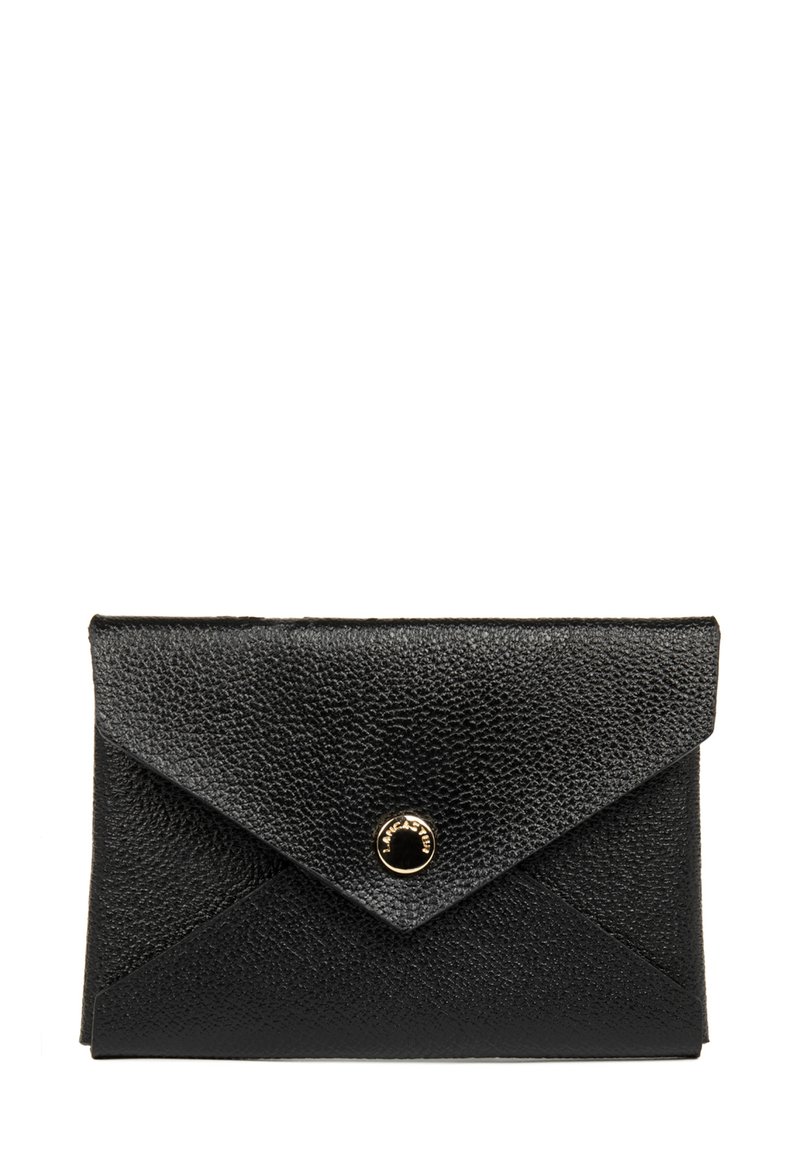 Pouch in pelle nera di forma a busta con superficie testurizzata, dotata di chiusura a bottone a pressione dorato e pattina angolare. Design compatto e minimalista.
