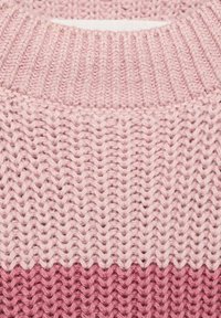 Pletený svetr s ribovaným kulatým výstřihem, tkanina v světle růžové a tmavě růžové gradientu, s texturovaným vzorem a silnou přízí.