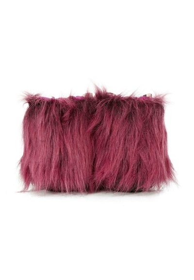 Clutch in finta pelliccia di un profondo colore magenta. Testurizzato con lunghe ciocche morbide e un interno liscio. Design chiuso con hardware nascosto.