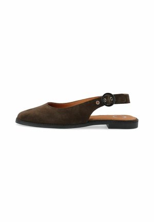 Brauner Wildleder-Flach-Slingback mit rund zulaufender Spitze, schwarzem Schnallenriemen und niedriger schwarzer Sohle.