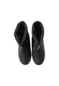 Botas negras aisladas con un diseño acolchado, cierre de cremallera y forro interior suave, que presenta una pequeña etiqueta tricolor en la cremallera.