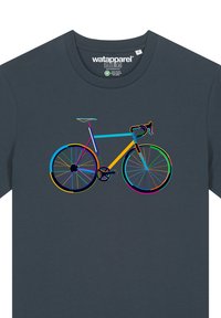 Marine t-shirt met een kleurrijke fietsafbeelding. Het ontwerp bevat geometrische vormen, lijnen en levendige kleuren op een gladde stof.