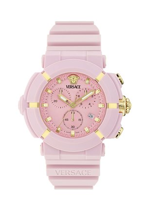 Montre bracelet Versace rose avec accents dorés, trois sous-cadrans, fenêtre de date et bracelet texturé embossé du logo Versace.