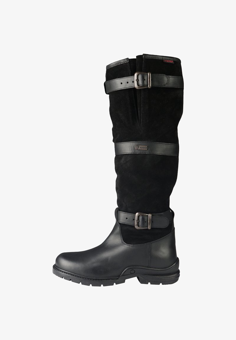 Botas de montar altas de cuero y ante, con un cuerpo texturizado, correas ajustables y una suela gruesa.