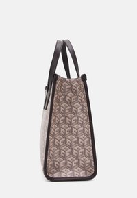 Bolso tote con patrón geométrico y un diseño estructurado. Presenta un ribete y asas de cuero marrón, con una combinación de colores beige y marrón oscuro.