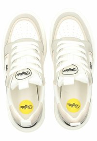 Bílé a světle šedé tenisky s horní částí z prodyšné tkaniny a semiše, kulatou špičkou, plochými tkaničkami, polstrovaným límcem a žlutým logem na stélce.