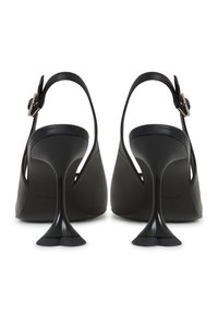 Sorte læder slingback-hæle med unikke, flared stilethæle formet som en finner og sølvfarvede spænder, vist bagfra.