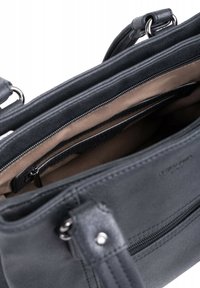 Borsa a mano in pelle nera con zip sulla parte superiore, presenta un esterno testurizzato e un interno beige liscio. Include tasche interne per l'organizzazione.