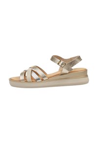 Sandalias con tiras y un acabado metálico dorado, que cuentan con una correa ajustable en el tobillo, una suela acolchada y una base de plataforma de color beige claro.