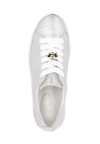 Grauer Sneaker mit einer metallisch silbernen Zehenkappe, weißen Schnürsenkeln und einem dekorativen Blumenakzent. Glatte Oberfläche mit einer leichten, flexiblen Sohle.