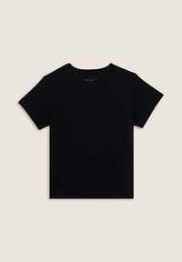 T-shirt nera in cotone, con maniche corte, scollo rotondo e branding minimale sul retro. Tessuto morbido, vestibilità standard.