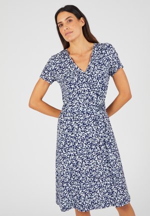 Robe florale marine à manches courtes et décolleté en V, dotée d'un design enveloppant et d'un petit motif floral blanc sur un tissu doux.