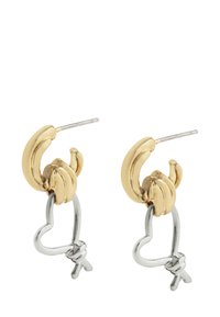 Guldtonede øreringe med et design inspireret af en bananskal og en sølvfarvet hjerteform med en knude detalje. Metal posts sikrer en sikker bæring.