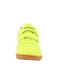 Chaussures synthétiques jaunes avec des brides Velcro, dessus texturé et semelle en caoutchouc marron. Logo Kappa imprimé sur le côté.