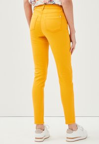 Cache Cache 5-POCKET - Jeans Skinny Fit - yellow