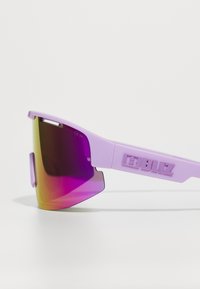 Occhiali da sole sportivi viola con design avvolgente, lenti a gradiente specchiate che vanno dal giallo al viola, e steli laterali testurizzati.