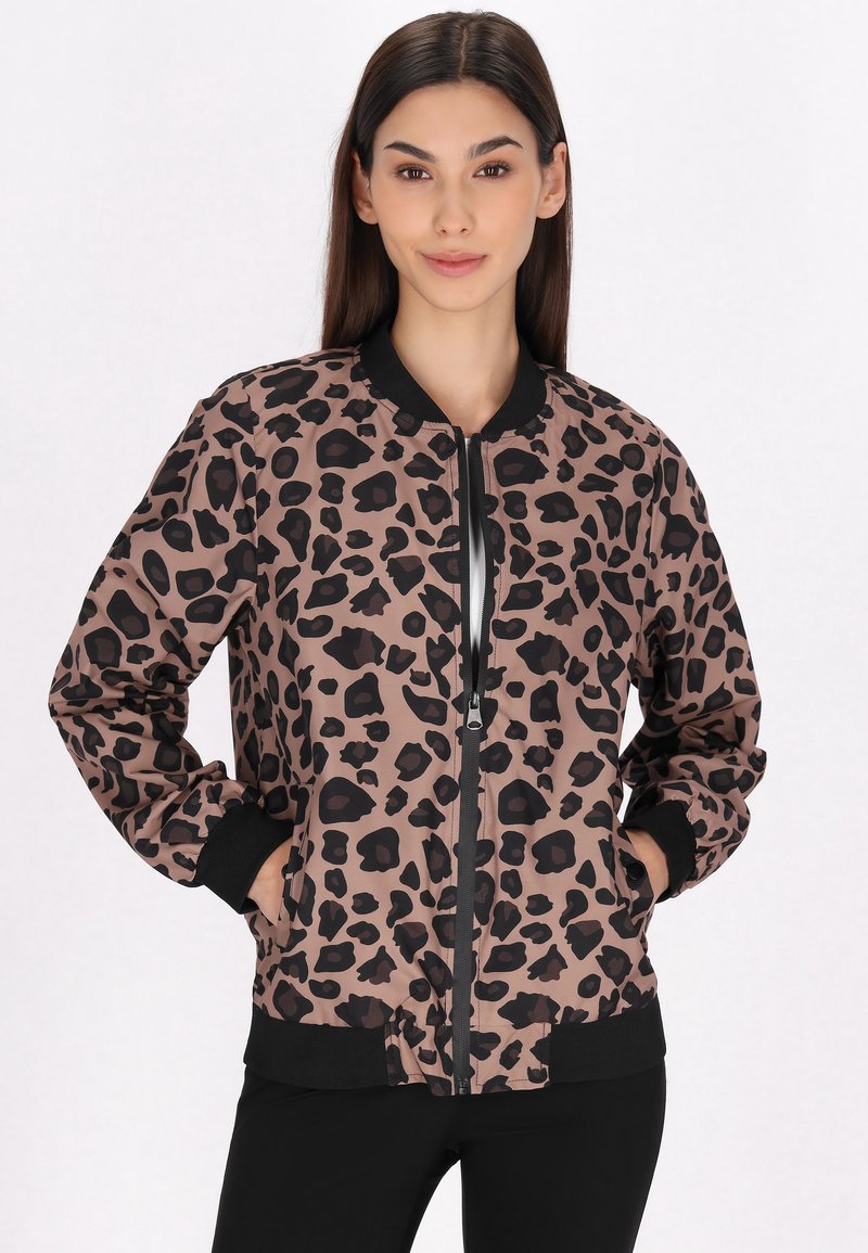 Giacca bomber con stampa leopardata in marrone e nero. Materiale liscio, polsini e orlo a coste, zip frontale e tasche laterali.