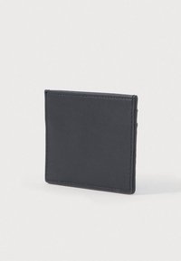 Carteira de couro preta com textura suave, forma retangular e bordas cosidas. Design minimalista sem logótipos ou ferragens visíveis.