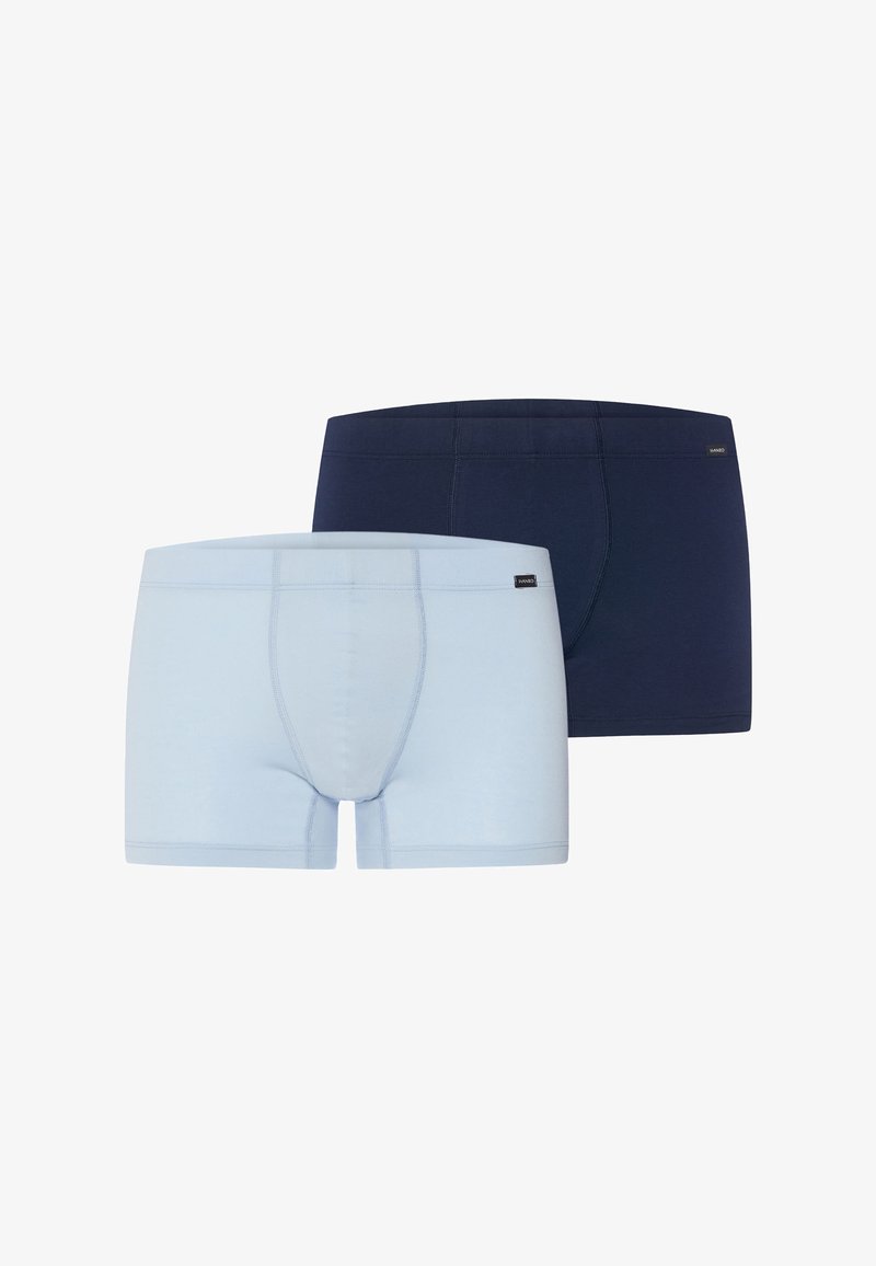 Deux boxers pour hommes, l'un bleu clair et l'autre bleu marine, présentés côte à côte avec des coutures plates visibles et de petites étiquettes de marque.