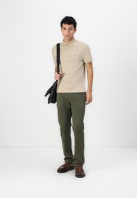 Tommy Hilfiger Polo - sandalwood