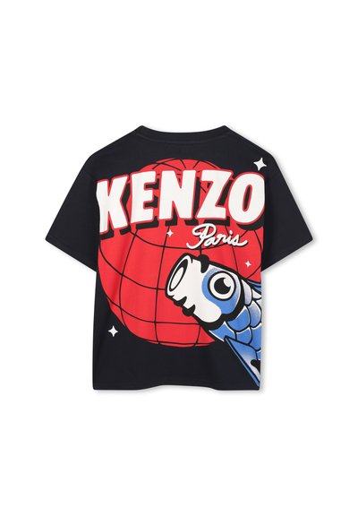 T-shirt noir arborant un grand graphisme d'un globe rouge et d'un poisson bleu. Texte "KENZO Paris" en blanc gras au-dessus du design.