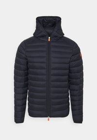 Marineblaue Steppjacke mit horizontalen Nähten, einer Kapuze und einem Reißverschluss vorne. Verfügt über einen orangenen Reißverschlussanhänger und ein aufgesticktes Logo auf dem Ärmel.